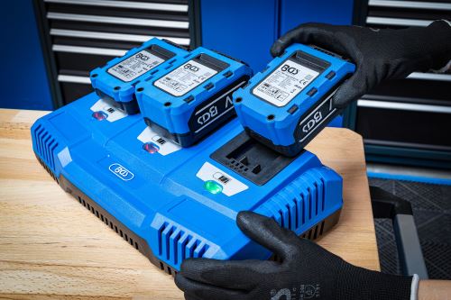 Vícenásobná nabíjecí stanice 18 V, 3 × 2,5 A BGS 7385